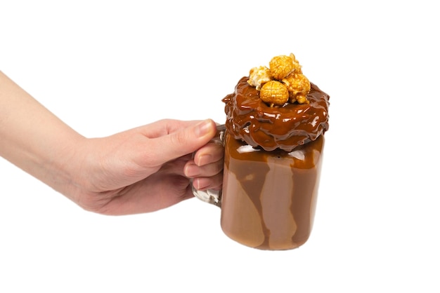 Milkshake al cioccolato con biscotti a panna montata waffle serviti in barattolo di vetro in mano di donna isolato Spazio per testo o design