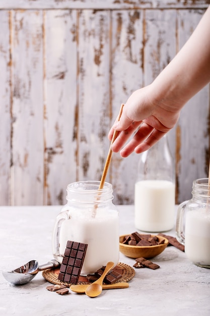 Milkshake alla vaniglia servito con cioccolato su sfondo bianco trama