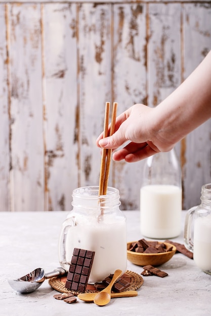 Milkshake alla vaniglia servito con cioccolato su sfondo bianco trama