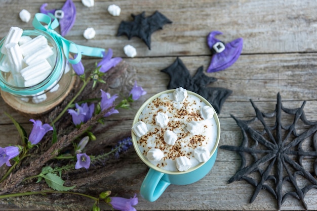 Milkshake con marshmallow per Halloween.