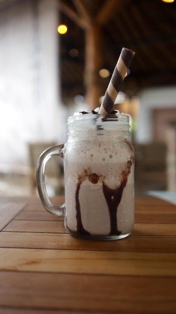 Milkshake con stecco di wafer una bevanda dolce ottenuta miscelando gelato al latte e aromi o dolcificanti