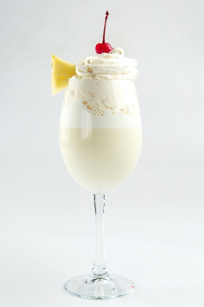 Milkshake isolato con ananas e ciliegia