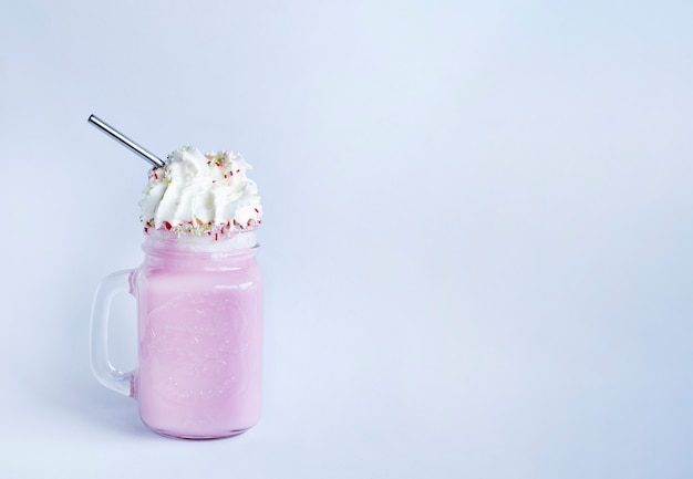 Milkshake rosa con panna e codette