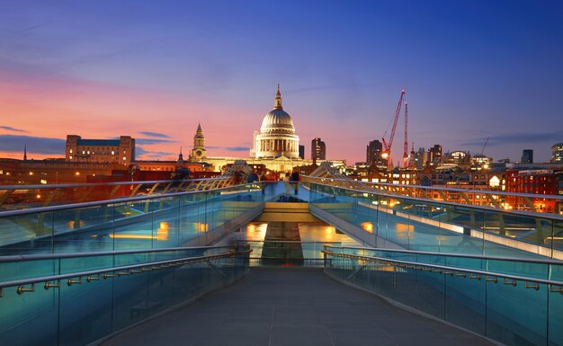 Millennium Bridge che porta alla Cattedrale di Saint Paul nel centro di Londra