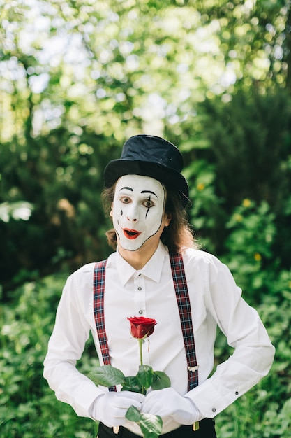 Mime divertente con rosa rossa