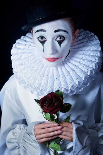 Mimo triste Pierrot con una rosa rossa