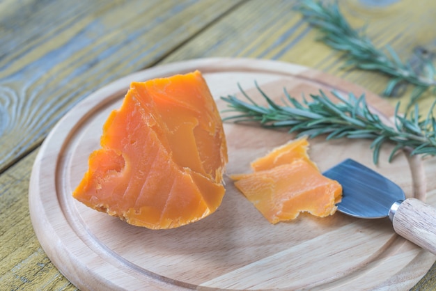 Mimolette sul bordo di legno