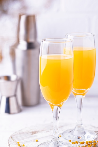 Mimosa cocktail con succo d'arancia