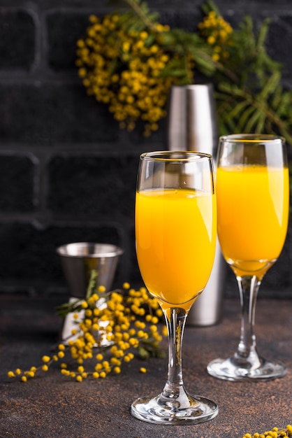 Mimosa cocktail con succo d'arancia