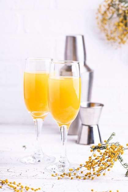 Mimosa cocktail con succo d'arancia