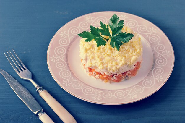 Mimosa di insalata con pesce, carote e uova