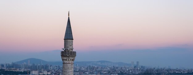 Minareto davanti allo sfondo del tramonto