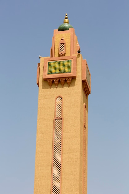 Minareto della moschea contro un cielo blu