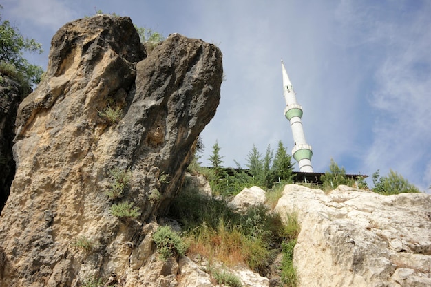 Minareto della moschea e scogliere La Turchia