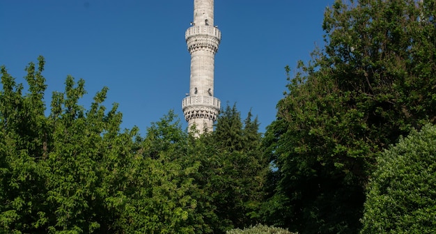 Minareto della moschea musulmana Religione Islam turismo e concetti di viaggio