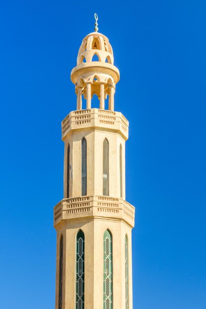 Minareto della moschea nella città di Hurghada in Egitto