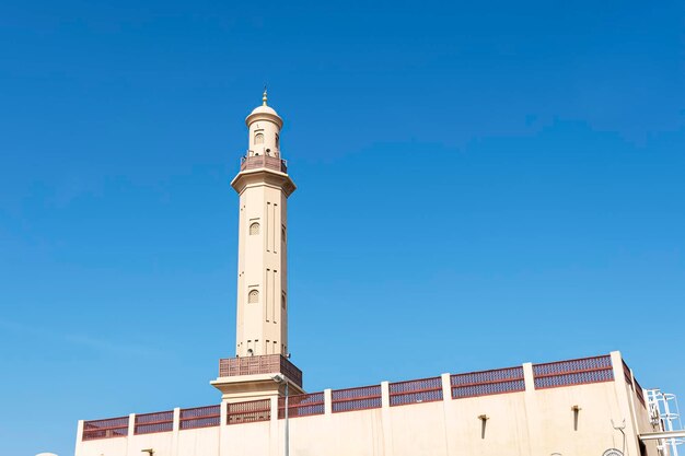 Minareto di una moschea dalla cultura islamica musulmana minareti cielo blu storico minareto tradizionale