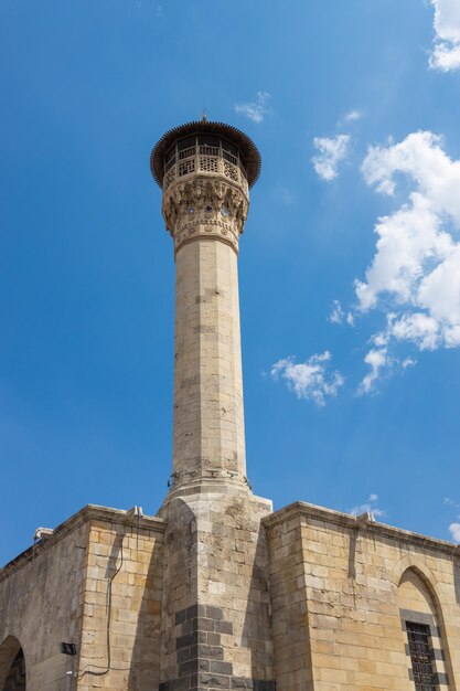 Minareto storico della moschea con cielo blu. Vista Moschea.