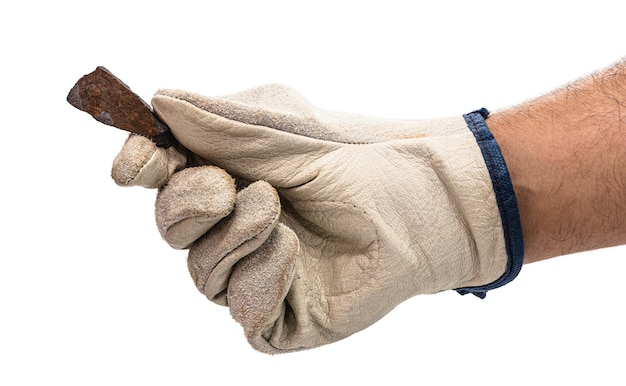 Minatore mano con guanto protettivo tenendo roccia metallica, isolato sfondo bianco. Concetto di produzione di acciaio o estrazione mineraria