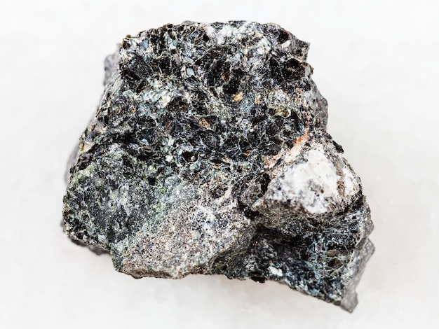 Minerale di magnetite su bianco