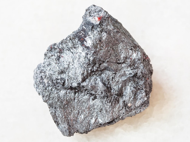 Minerale grezzo di antimonio Pietra stibnite su bianco