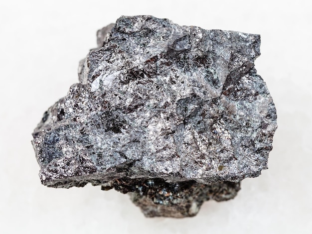 Minerale grezzo di magnetite su bianco