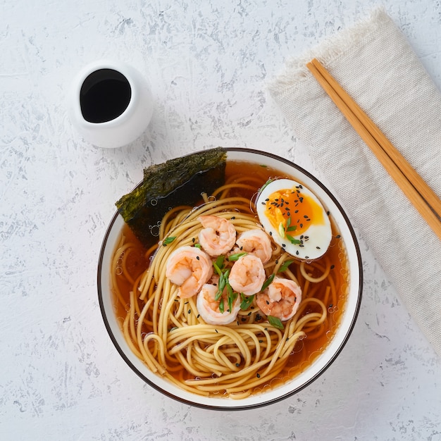 Minestra asiatica con pasta, ramen con gamberetti.