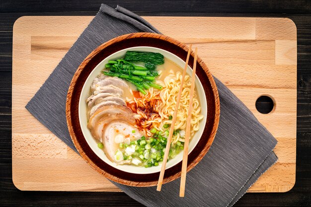 Minestra asiatica dell'osso della carne di maiale della tagliatella di ramen