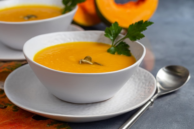 Minestra crema di zucca fresca in una ciotola bianca