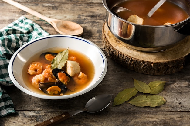 Minestra di bouillabaisse francese sulla tavola di legno.