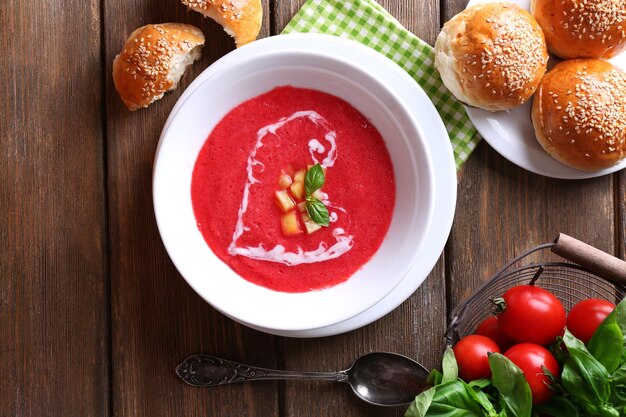 Minestra di gazpacho su fondo di legno di colore