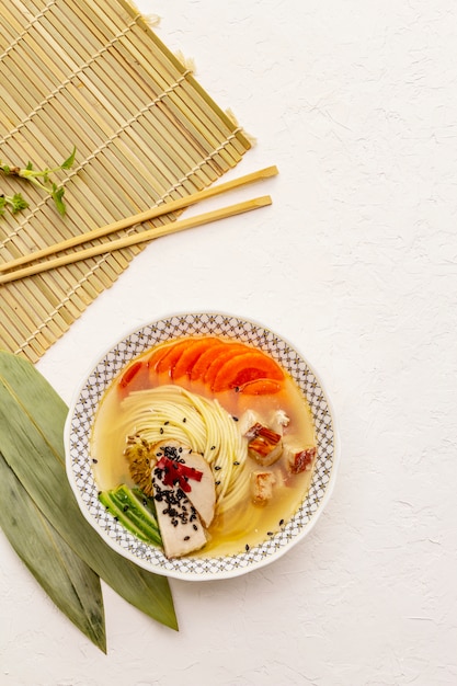 Minestra di pasta coreana con pollo e verdure affumicate. Piatto piccante di primavera per un pasto sano