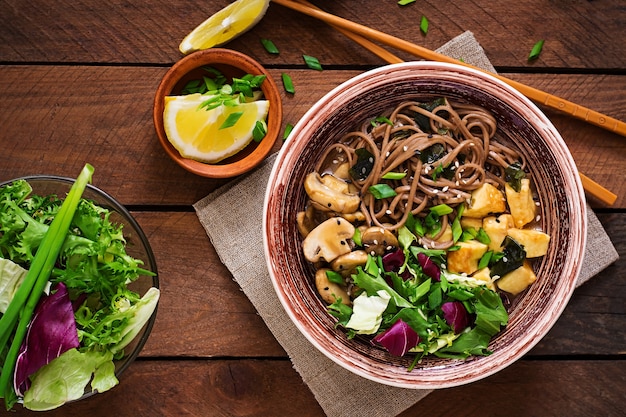 Minestra di pasta di miso e soba con tofu arrosto e funghi. Vista dall'alto