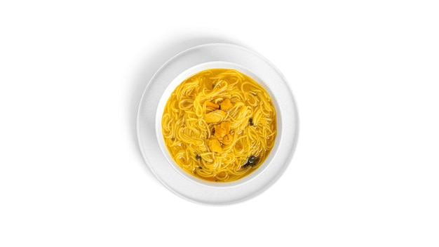 Minestra di pasta di pollo isolata.