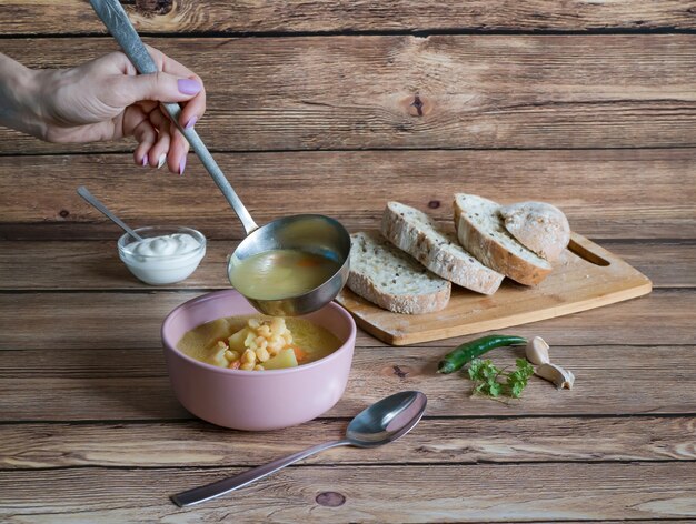 Minestra di piselli in una ciotola su una tavola di legno. Cibo rustico.