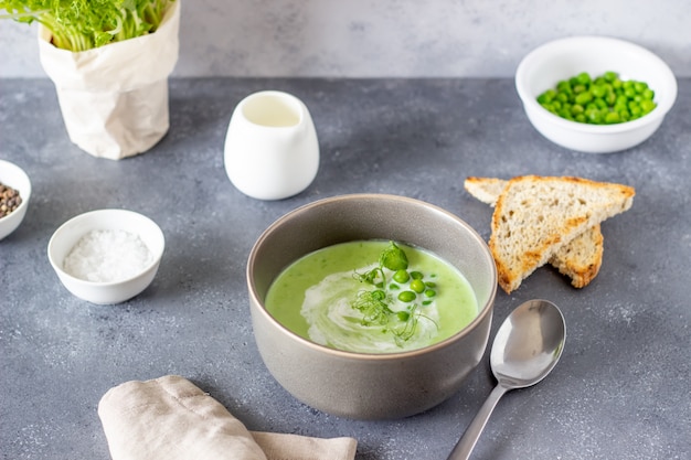 Minestra di piselli su una tavola grigia. Mangiare sano. Cibo vegetariano. Ricetta. Dieta.