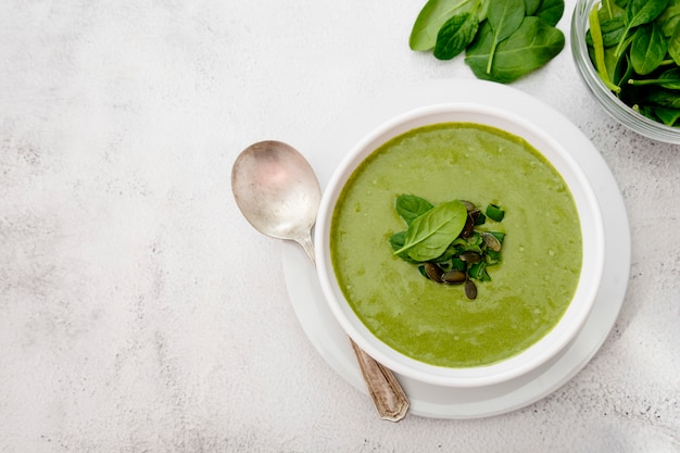 Minestra di verdura cremosa sulla tavola luminosa. Alimento disintossicante sano. Cibo vegetariano.