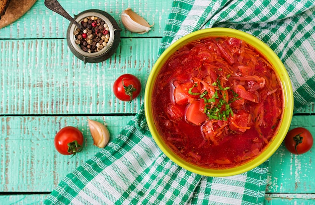 Minestra di verdura russa ucraina tradizionale del borscht sulla ciotola verde.