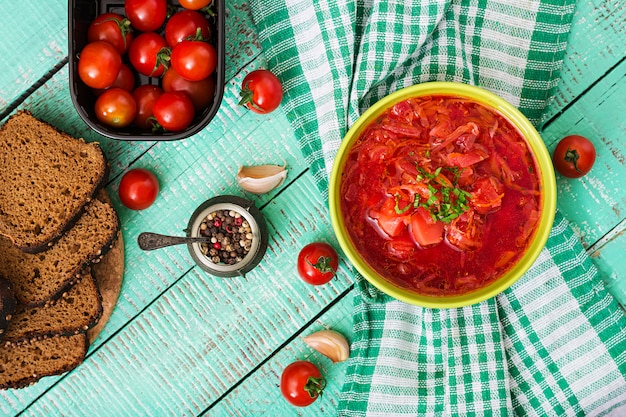 Minestra di verdura russa ucraina tradizionale del borscht sulla ciotola verde.