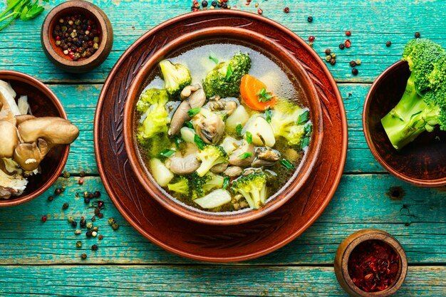 Minestra dietetica di verdure con funghi e broccoli