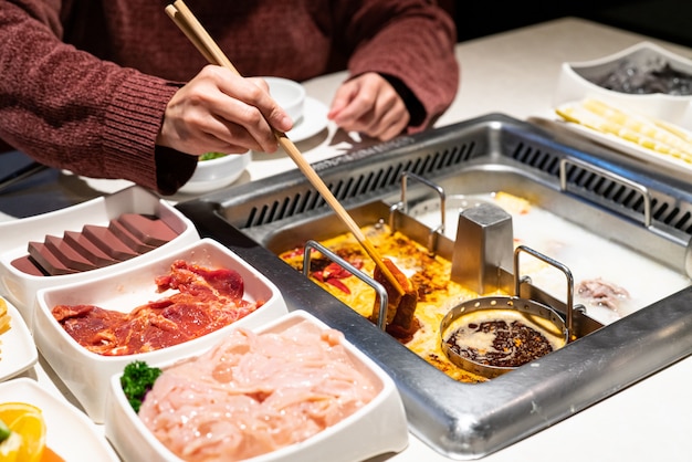 Minestra piccante ed acida di shabu cinese di Hotpot con carne e frutti di mare, stile cinese di Suki - fuoco selettivo