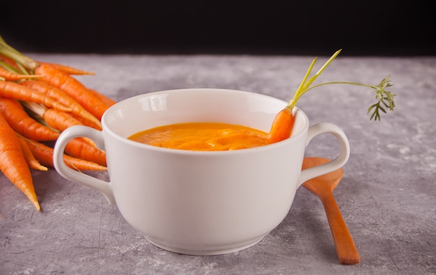 Minestra sana della crema di carote di cibo. Zuppa di verdure vegetariane.