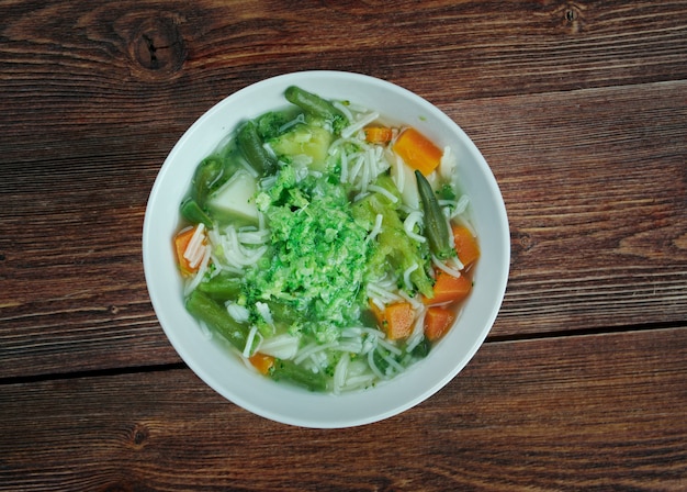 Minestrone alla genovese - Zuppa italiana con pasta e pesto