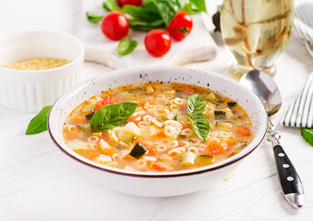 Minestrone di minestrone con pasta