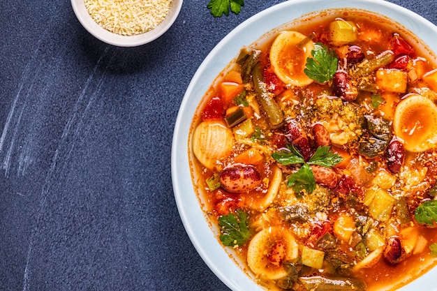 Minestrone, zuppa di verdure italiana con pasta e fagioli. Vista dall'alto