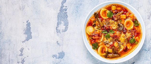 Minestrone, zuppa di verdure italiana con pasta e fagioli. Vista dall'alto