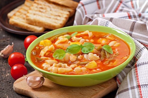 Minestrone, zuppa di verdure italiana con pasta