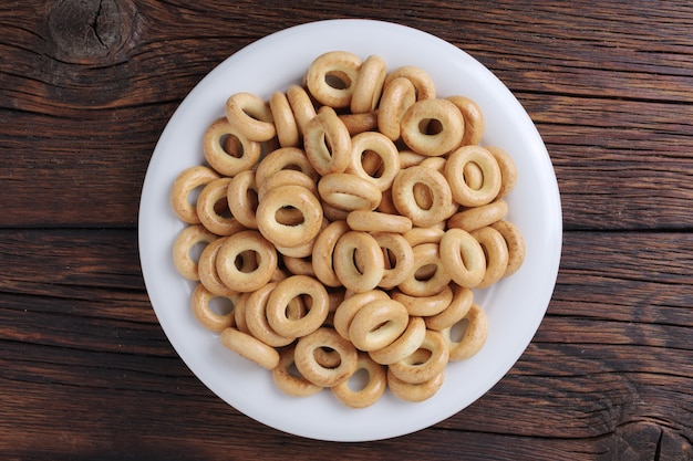 mini bagel rotondi nel piatto sul tavolo