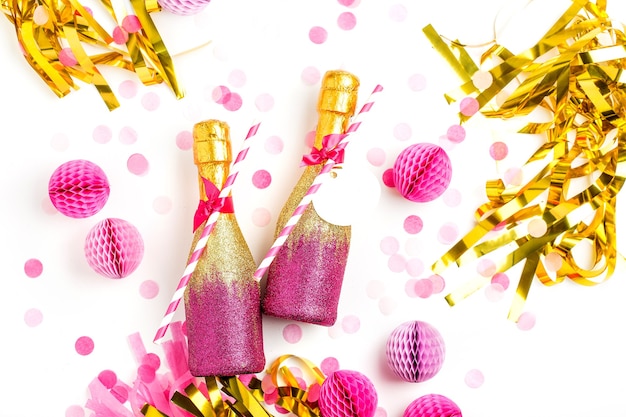 Mini bottiglie singole rosa e oro per brindare champagne con coriandoli e orpelli.