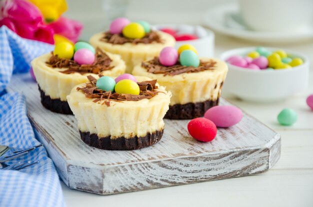 Mini brownie cheesecake pasquale Nido d'uccello con uova di cioccolato e caramelle Divertente idea per i bambini
